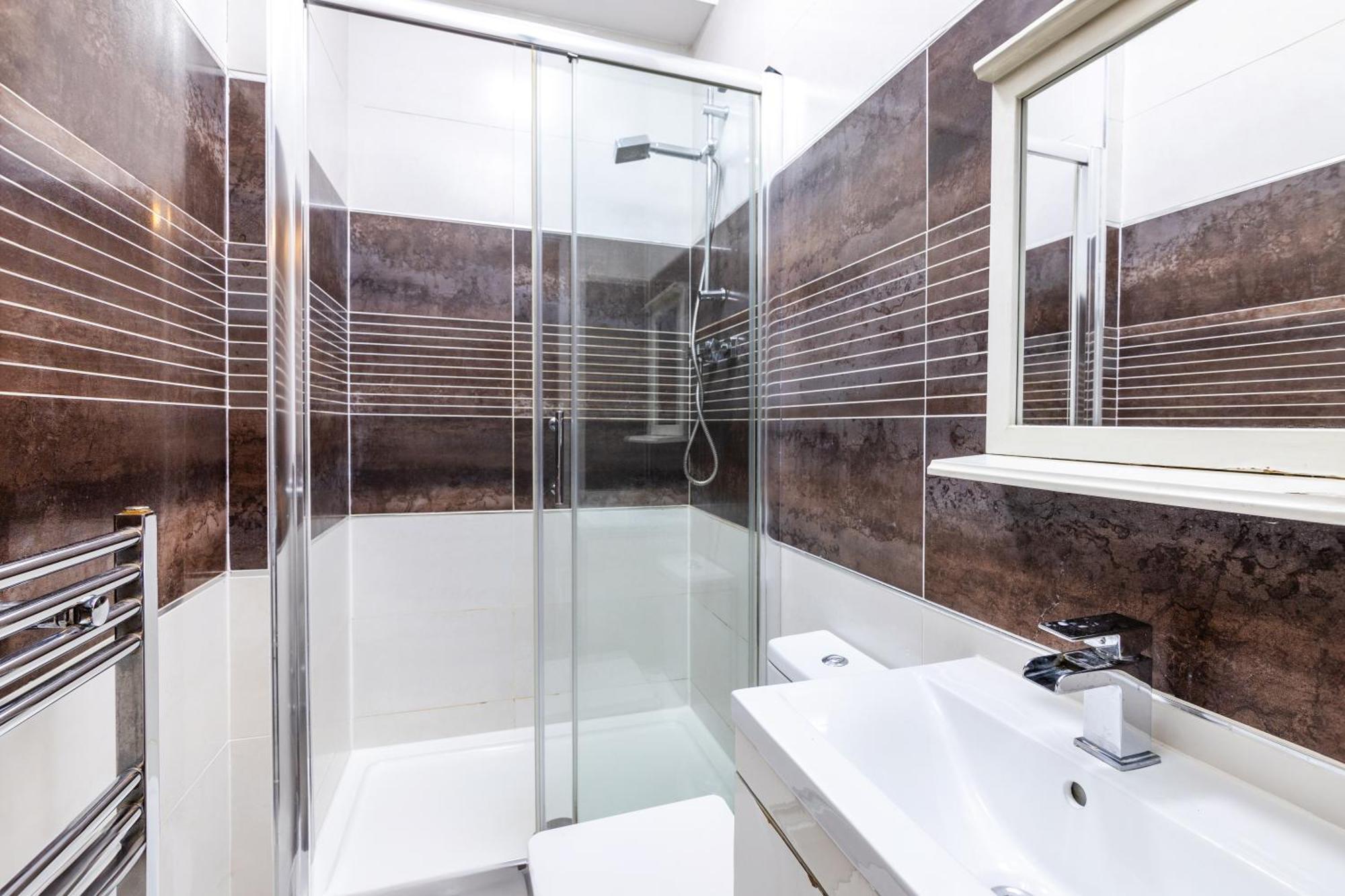 Spacious Apartment Close To City Centre With Free Secure Parking Leeds  Esterno foto